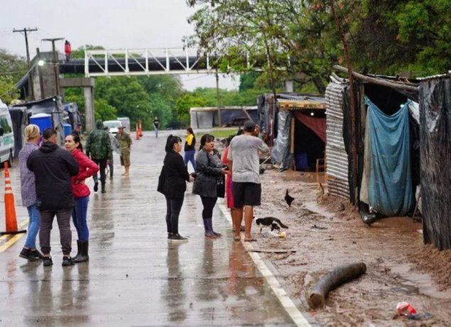La zona más afectada es Itatí, con al menos 110 personas de 43 familias que fueron evacuadas por el riesgo latente. La zona más afectada es Itatí, con al menos 110 personas de 43 familias que fueron evacuadas por el riesgo latente.