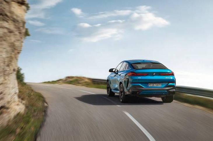 With a three-year or 200,000-kilometer warranty, the BMW X6 xDrive40i LCI M Sport Pro is sold at a retail price of $219,900. With a three-year or 200,000-kilometer warranty, the BMW X6 xDrive40i LCI M Sport Pro is sold at a retail price of $219,900.