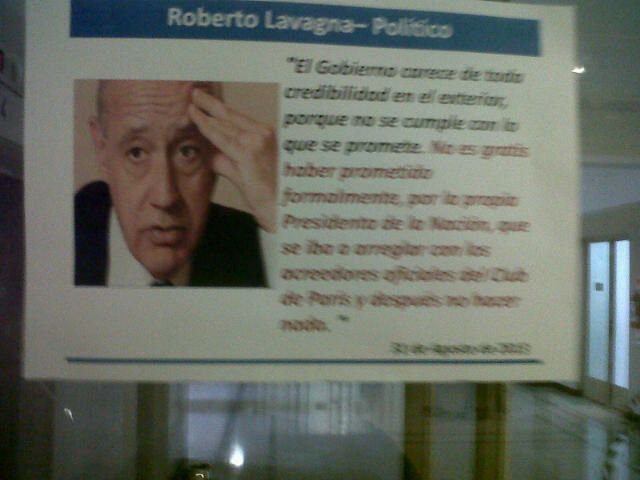 Aparecieron afiches en Economía contra opositores (foto 1)