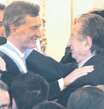 El saludo con su padre, el empresario Franco Macri, fue una de las imágenes más esperadas en el salón en el cual el nuevo presidente recibió la banda y el bastón presidencial. Franco Macri ocupó una silla junto a los expresidentes invitados.