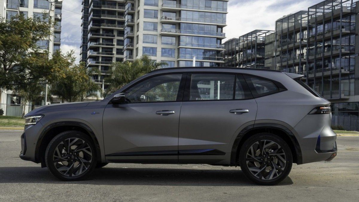 Renault renewed the koleos with hybrid motor and 4WD traction: what is it, how much is it and what innovations it brings