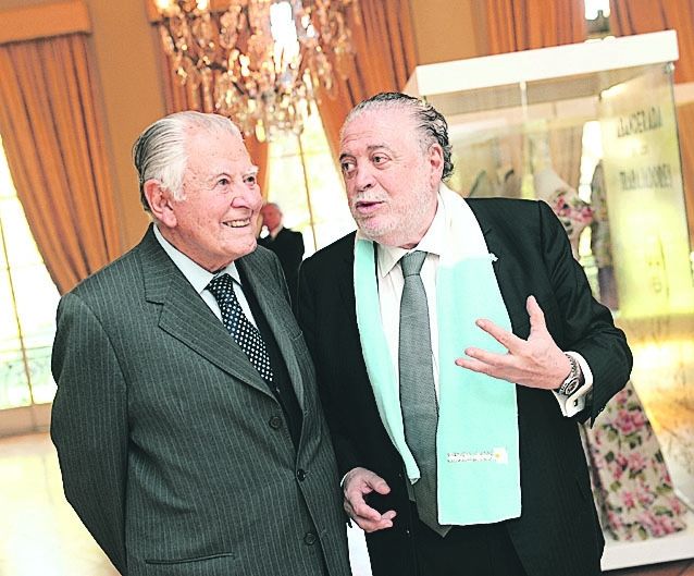 Fiesta en la embajada  argentina en Chile por el 25 de Mayo. Fue el 23, con dos expresidentes. Uno, Patricio Aylwin (en la foto junto a Ginés González García), recordó sus buenas relaciones con Raúl Alfonsín.
