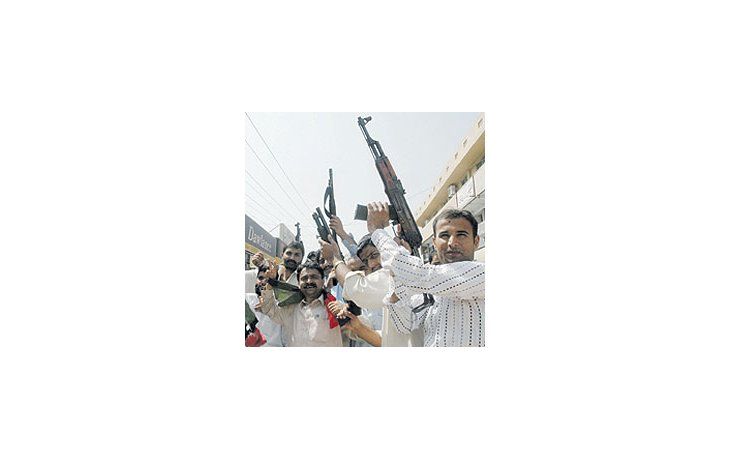 ámbito.com | Partidarios del Partido del Pueblo Paquistaní, de la asesinadaBenazir Bhutto, celebraron con armas la caída deMusharraf, que calificaron de «triunfo de la democracia».