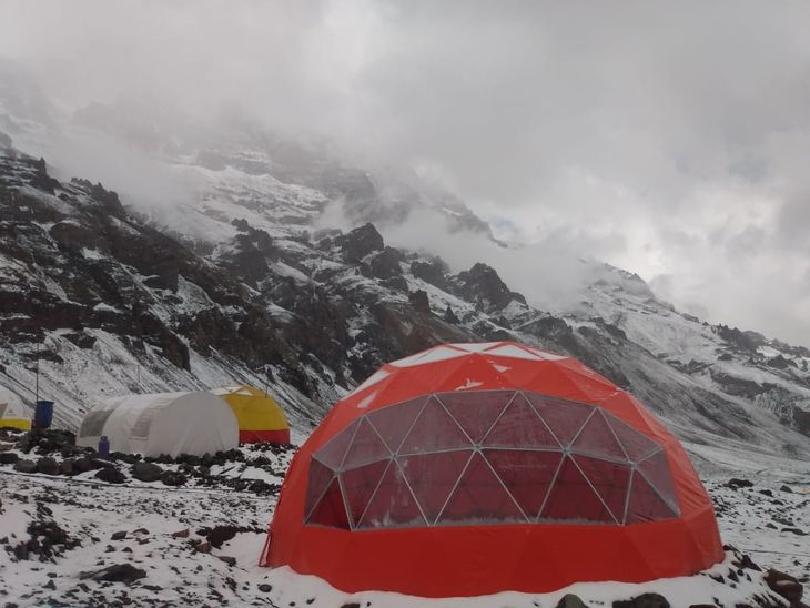 Se estructuran hasta en el Aconcagua, como soluciones para acampar y que los andinistas puedan descansar y pernoctar Se estructuran hasta en el Aconcagua, como soluciones para acampar y que los andinistas puedan descansar y pernoctar
