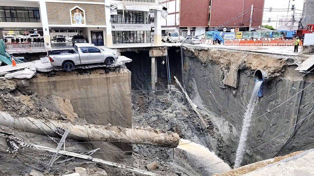 shock in Bangkok after the earth gave up and literally disappeared a street.