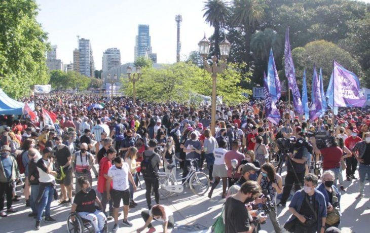 Masiva marcha en La Rural en apoyo al Proyecto Artigas y contra los hermanos Etchevehere