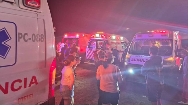 Una gran cantidad de ambulancias llegaron al lugar tras la explosión de pirotecnia.