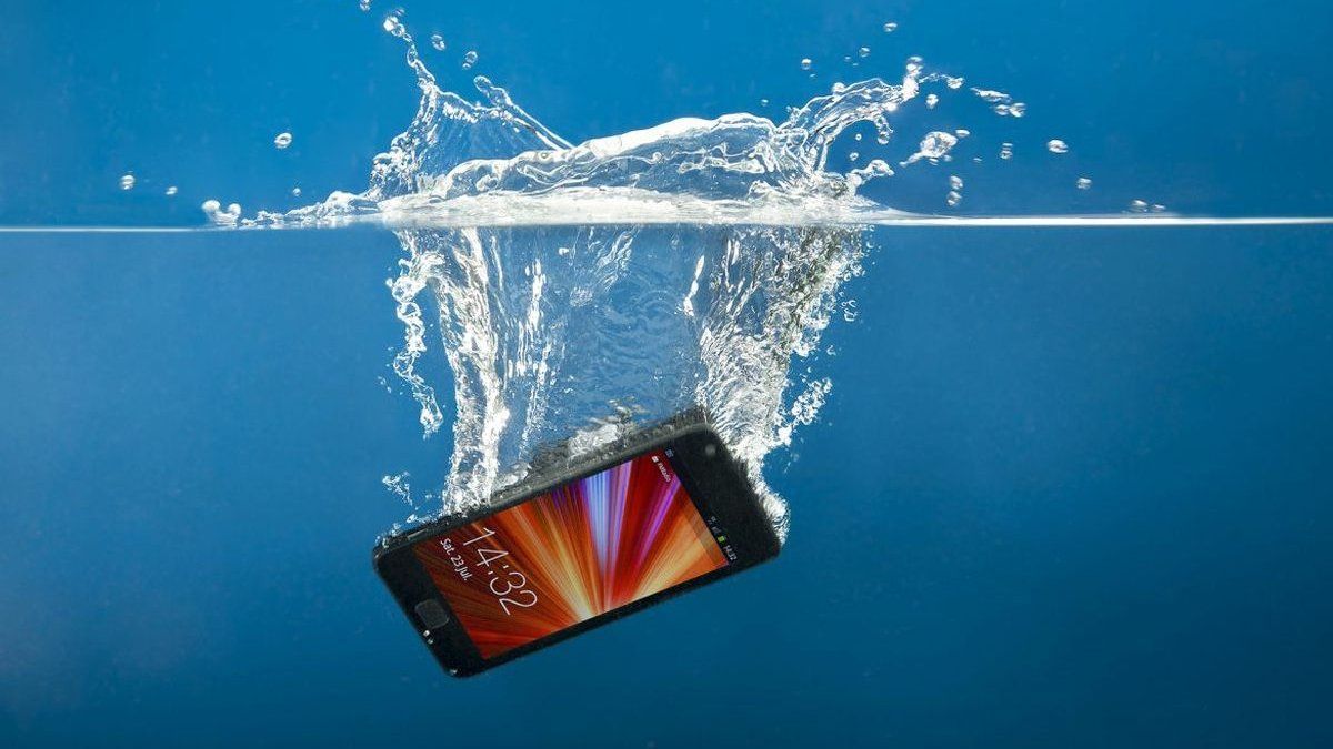 Qué hacer si mi smartphone está mojado: estas son las soluciones de Samsung