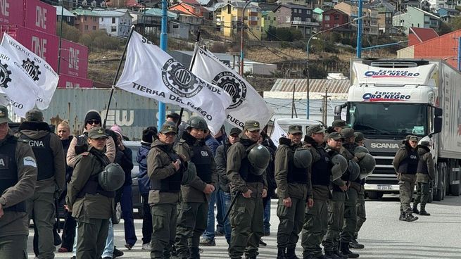 Marchas opositoras y despliegue de Gendarmería en Tierra del Fuego.