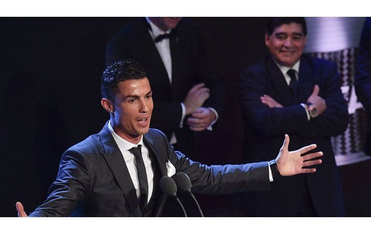 Ronaldo, bajo la atenta mirada de Maradona tras recibir el premio.
