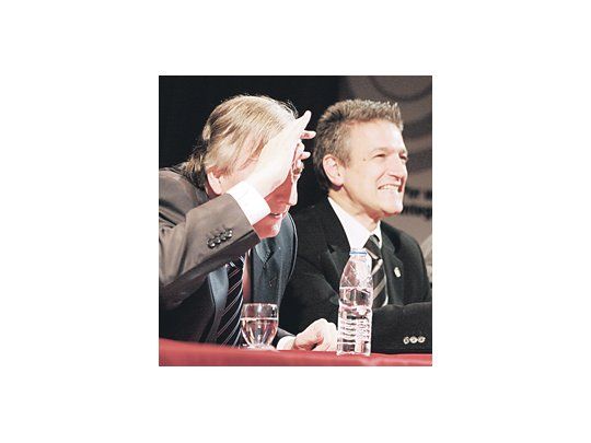 Néstor Kirchner, junto a Gustavo López, durante el acto de los neo- forjistas desde donde hizo su descargo por fallo de la Corte.