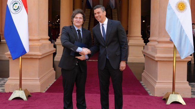 Javier Milei viajó a Paraguay para reunirse con Santiago Peña en medio de la incertidumbre global por aranceles de Donald Trump.