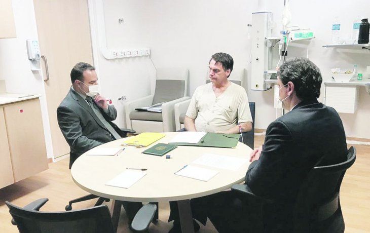 MEJORÍA. Jair Bolsonaro presenta una progresiva mejoría clínica y dejó la sala de cuidados semi intensivos del hospital. El ultraderechista fue internado el 27 de enero para la retirada de una colostomía aplicada en septiembre del año pasado, cuando fue atacado a cuchilladas durante un mitin y sufrió graves heridas en el abdomen. La operación no presentó problemas, pero un cuadro de neumonía que afectó al gobernante impidió su alta, prevista inicialmente para hace una semana y que ahora se espera para esta semana. Desde entonces, mantiene sus reuniones dentro de la clínica.