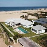 Una exclusiva casa sobre el mar se ofrece en alquiler para el verano. Una exclusiva casa sobre el mar se ofrece en alquiler para el verano.