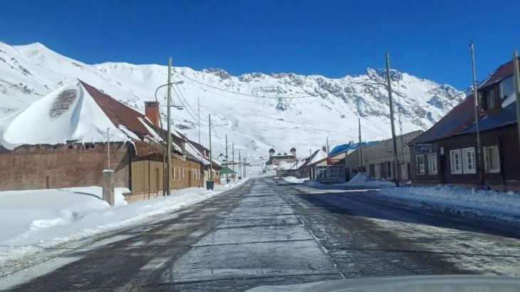 El paso Cristo Redentor, clave para el comercio y el turismo entre la Argentina y Chile.