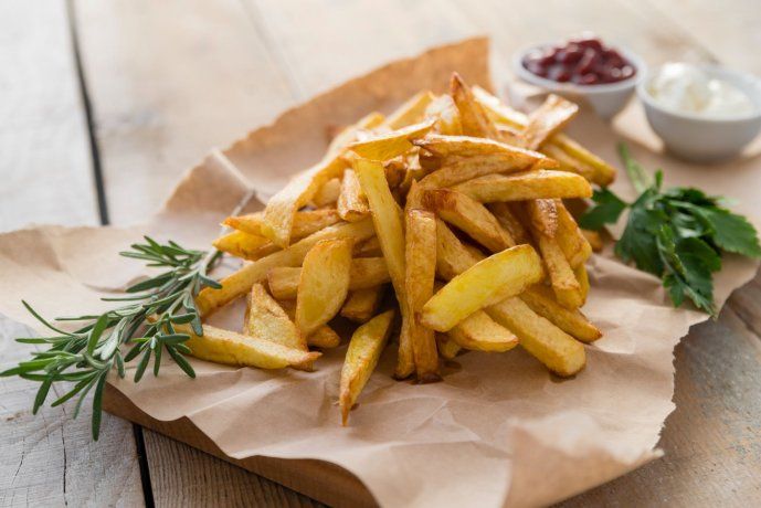 Aunque la receta esté en disputa entre franceses y belgas, todo indicaría que la receta de las papas fritas es en realidad americana dado el origen de las papas. Aunque la receta esté en disputa entre franceses y belgas, todo indicaría que la receta de las papas fritas es en realidad americana dado el origen de las papas. 