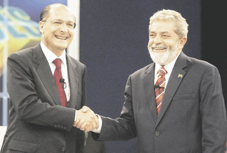 RIVALES Y ¿ALIADOS?.Luiz Inácio Lula da Silva y Geraldo Alckmin se saludan tras un debate presidencial en 2006. El líder del Partido de los Trabajadores se impuso en el balotaje con más del 60% de los votos.
