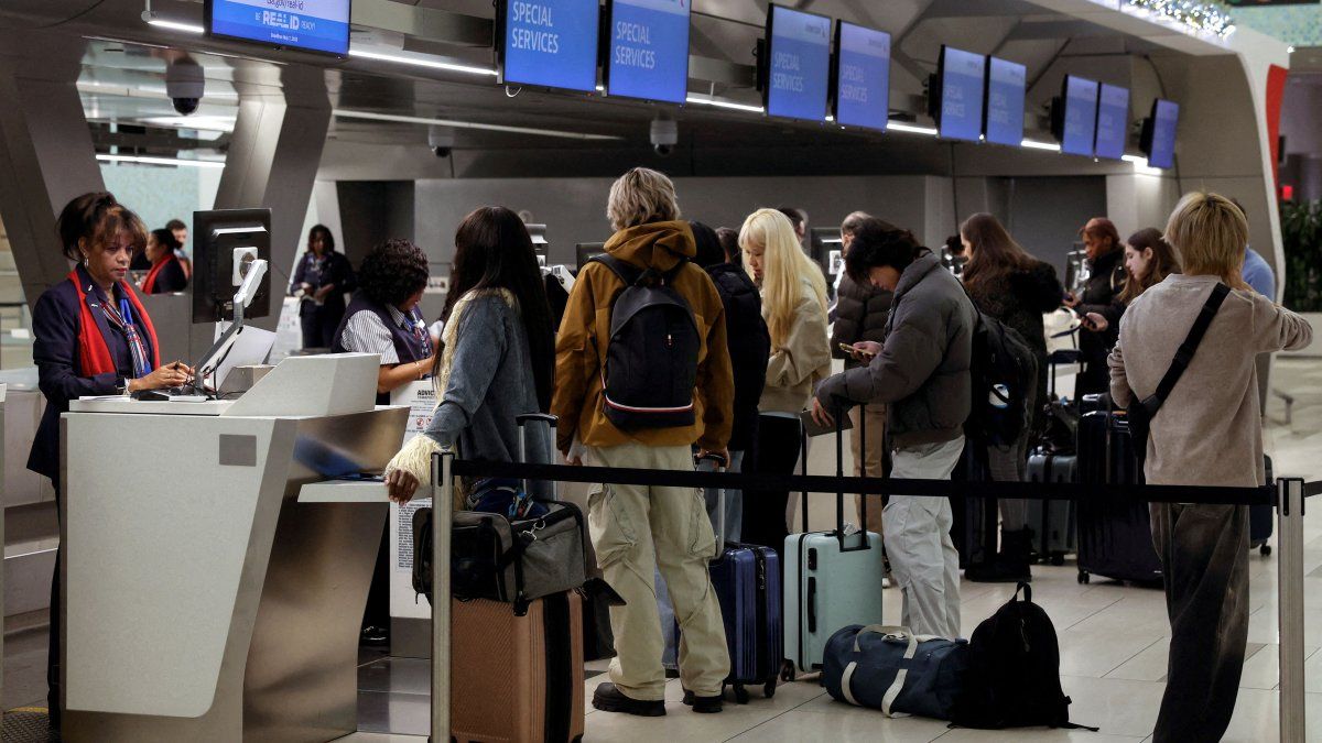 Republicans warn that government shutdown could cause chaos at US airports