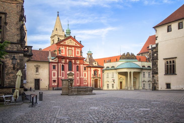 Iglesia de San Jorge, en Praga, donde San Wenceslao trasladó los restos de su amada abuela. Iglesia de San Jorge, en Praga, donde San Wenceslao trasladó los restos de su amada abuela.