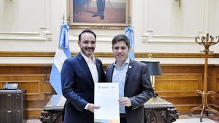 Axel Kicillof y Juan Pablo Valdés firmaron acuerdos para ampliar la cooperación entre Buenos Aires y Corrientes, con iniciativas vinculadas a la comercialización de productos regionales, el desarrollo agropecuario y la transferencia de tecnología para pequeños y medianos productores. Axel Kicillof y Juan Pablo Valdés firmaron acuerdos para ampliar la cooperación entre Buenos Aires y Corrientes, con iniciativas vinculadas a la comercialización de productos regionales, el desarrollo agropecuario y la transferencia de tecnología para pequeños y medianos productores.