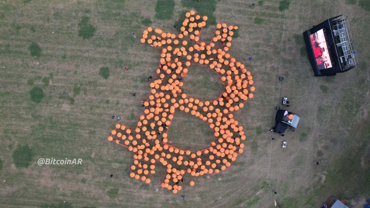 Argentina managed to make the world’s largest Bitcoin logo with 500 umbrellas