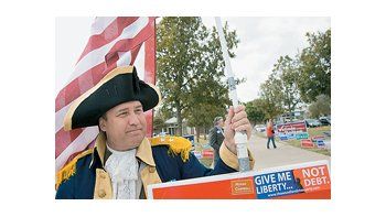Un militante del Tea Party ayer, haciendo campaña en pleno día de votación en Austin, Texas. El elevado desempleo y el riesgo de desalojo de personas que se atrasaron en el pago de sus hipotecas cimentaron el voto conservador en EE.UU.