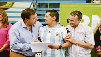 CAMPAÑA. A la espera de la decisión final, el gobernador continuó ayer con su actividad y encabezó la entrega de una serie de beneficios las para los habitantes de Villa Regina.