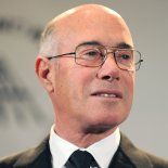 El empresario utilizó una jugada arriesgada para crear un imperio de miles de millones de dólares. El empresario utilizó una jugada arriesgada para crear un imperio de miles de millones de dólares.