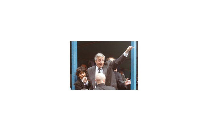 ámbito.com | Néstor Kirchner, ayer en Ensenada, localidad bonaerense a la cual concurrió para participar de un acto de entrega de fondos para la construcción de viviendas, donde el intendente es un vecinalista, no peronista.