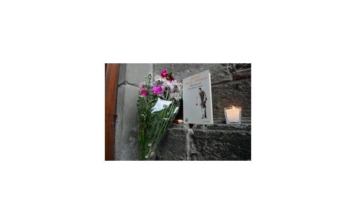 Flores, velas y ediciones de sus libros colmaron la entrada de la casa donde falleció García Márquez en México.