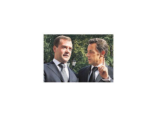 El presidente francés Nicolas Sarkozy viajó a Moscú para lograr el acuerdo con su homólogoruso Dmitri Medvedev. No obstante, el Kremlin se negó a replegar sus soldados delas regiones separatistas georgianas de Osetia del Sur y Abjasia.