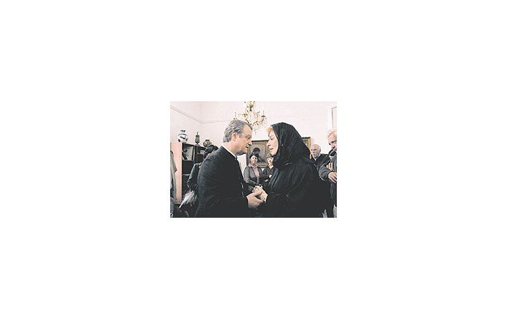 ámbito.com | Aunque de emoción despareja y con saltos argumentales, «Las manos» recrea convincentemente la vida del polémico cura sanador Mario Pantaleo, con estupendas actuaciones de Jorge Marrale y Graciela Borges.