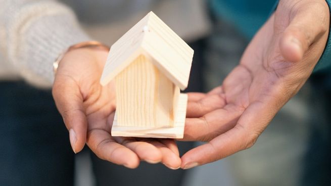 Donar una propiedad en vida permite ordenar el patrimonio familiar, reducir costos y evitar conflictos futuros, con reglas claras que varían según la jurisdicción