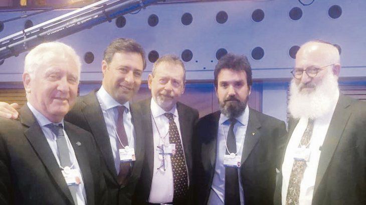 Por otro lado, una imagen de la presencia empresaria argentina: Victor Dosoretz (CAC), Martín Eurnekian (AA200) , Saul Zang (Banco Hipotecario), Sebastián Bago (Laboratorios Bago) y Eduardo Elsztain (IRSA)