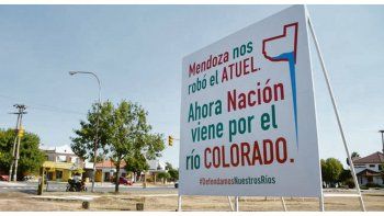 Arenga. El Gobierno del peronista pampeano Carlos Verna instaló en la ciudad de Santa Rosa carteles en los que denuncia el supuesto “robo” del río Atuel por parte de Mendoza y advierte que “ahora” Nación “viene” por los caudales del Colorado. Los carteles están distribuidos en puntos de la capital provincial donde es constante la circulación de vecinos. “Mendoza nos robó el Atuel. Ahora Nación viene por el río Colorado. Defendamos nuestros ríos”, se arenga desde la vía pública.