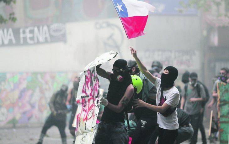 Se desplomó el peso  en Chile, que vivió una multitudinaria marcha contra Piñera
