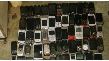 Incautaron 137 celulares, 38 facas y plantas de marihuana en la cárcel de Florencio Varela
