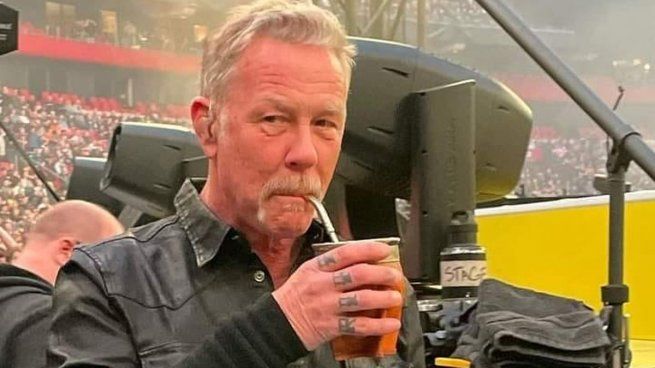 james hetfield tomando mates.jpg