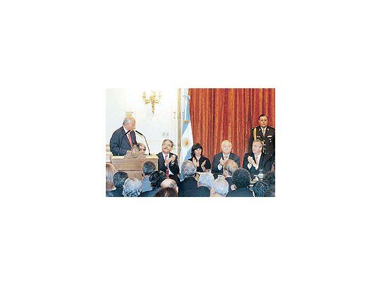 El presidente Néstor Kirchner -junto al canciller español, Miguel Moratinos- y los ministrosDe Vido y Miceli aplauden ayer al presidente de Telefónica, Mario Vázquez, en el acto enla Casa de Gobierno, donde se rubricó el acuerdo.