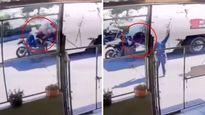 El momento exacto del accidente de los dos motociclistas con camión de basura.