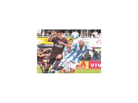 Diego Vera le gana al “Pulpito” González; el delantero uruguayo volvió a mostrar todo su oficio dentro del área e hizo un gol que fue fundamental para el triunfo de Rafaela ante Lanús.