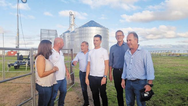 desembarco. Luis Juez y Rodrigo de Loredo, ayer en otra muestra de sintonía política al viajar a Hernando para alentar al candidato radical de cara a los comicios locales del domingo. También les brotó un planteo judicial.