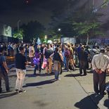 Afuera del hotel se puso una pantalla gigante en la que los seguidores de LLA pudieron ver la exposición del presidente Javier Milei. Afuera del hotel se puso una pantalla gigante en la que los seguidores de LLA pudieron ver la exposición del presidente Javier Milei.