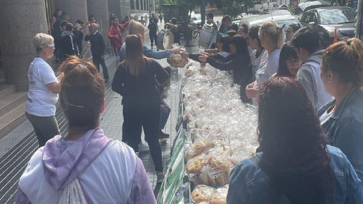 They give away 2,000 Roscas de Pascua a few meters from Plaza de Mayo
