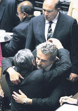 El kirchnerista Agustín Rossi terminó festejando el resultado de la sesión, siempre custodiado por José María Díaz Bancalari.