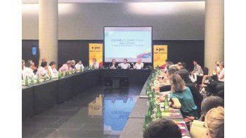 La convención nacional del PRO hizo ayer en la Capital Federal la primera reunión después de las elecciones. Se dieron ánimo en su rol de nuevo oficialismo, pusieron fecha para renovar autoridades nacionales en abril de 2016 y escucharon un  informe sobre el plan Belgrano. Presidió Humberto Schiavoni y cerró  Horacio Rodríguez Larreta como anfitrión.