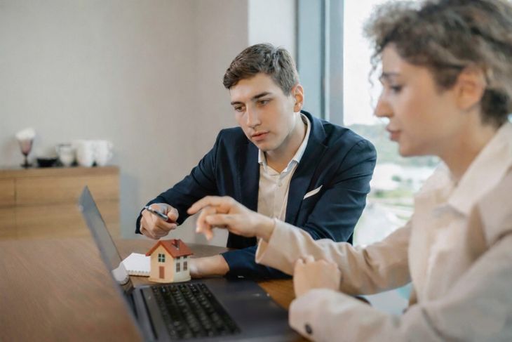 Pareja hace cálculos y saca cuentas para la actualización de su alquiler, es clave saber cuánto pagarán a partir de la segunda quincena de este mes Pareja hace cálculos y saca cuentas para la actualización de su alquiler, es clave saber cuánto pagarán a partir de la segunda quincena de este mes