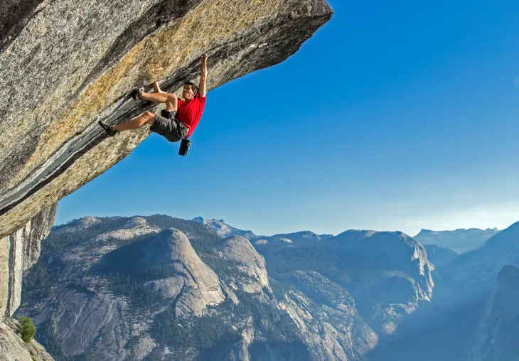 Alex Honnold es uno de los escaladores más reconocidos del mundo por sus ascensos en modalidad free solo, sin cuerdas ni sistemas de protección. Alex Honnold es uno de los escaladores más reconocidos del mundo por sus ascensos en modalidad free solo, sin cuerdas ni sistemas de protección.