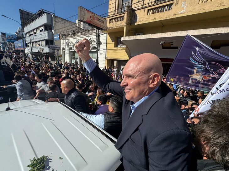 José Luis Espert tuvo que evacuar el lugar en moto. 