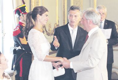 Aunque hizo gestos de campaña en favor de Daniel Scioli, el presidente del  Uruguay, Tabaré Vázquez, en el besamanos.